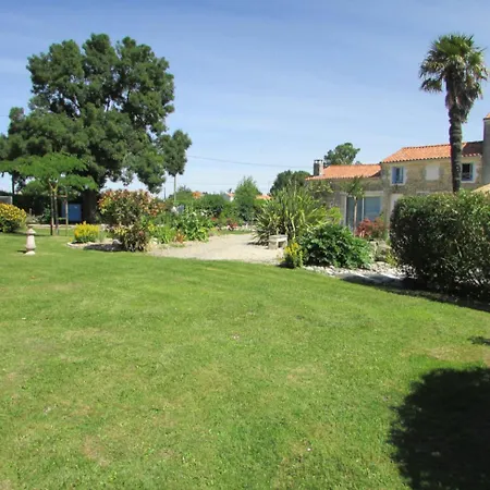 Logis De Chalons A La Le Gua (Charente-Maritime)