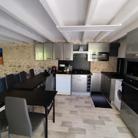 Logis De Chalons à La *